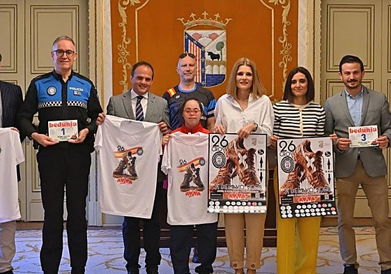 Foto de grupo durante la presentación del Cross de la Policía Local de Salamanca.
