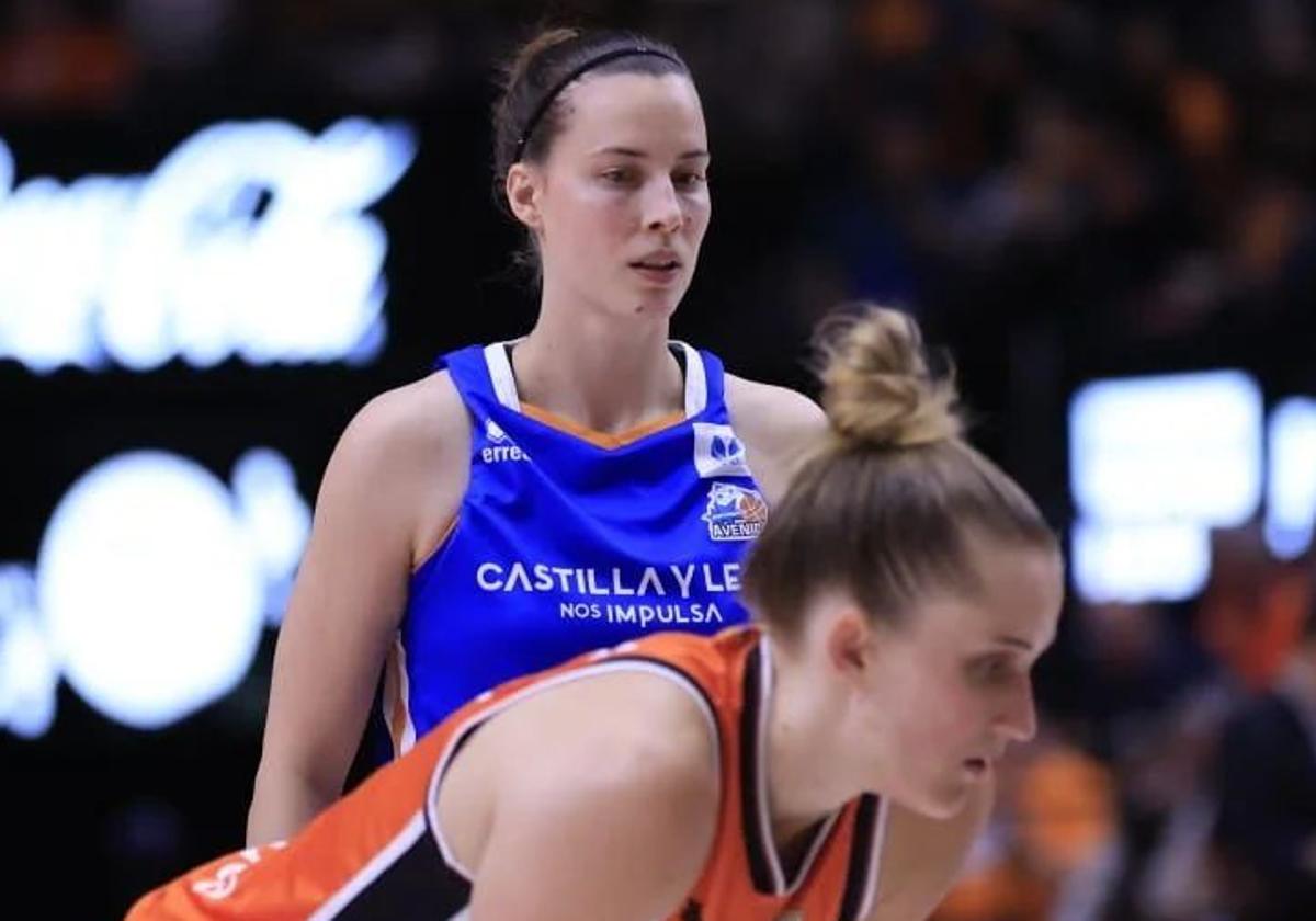 Antonia Delaere, al fondo, durante la semifinal ante el Valencia Basket.