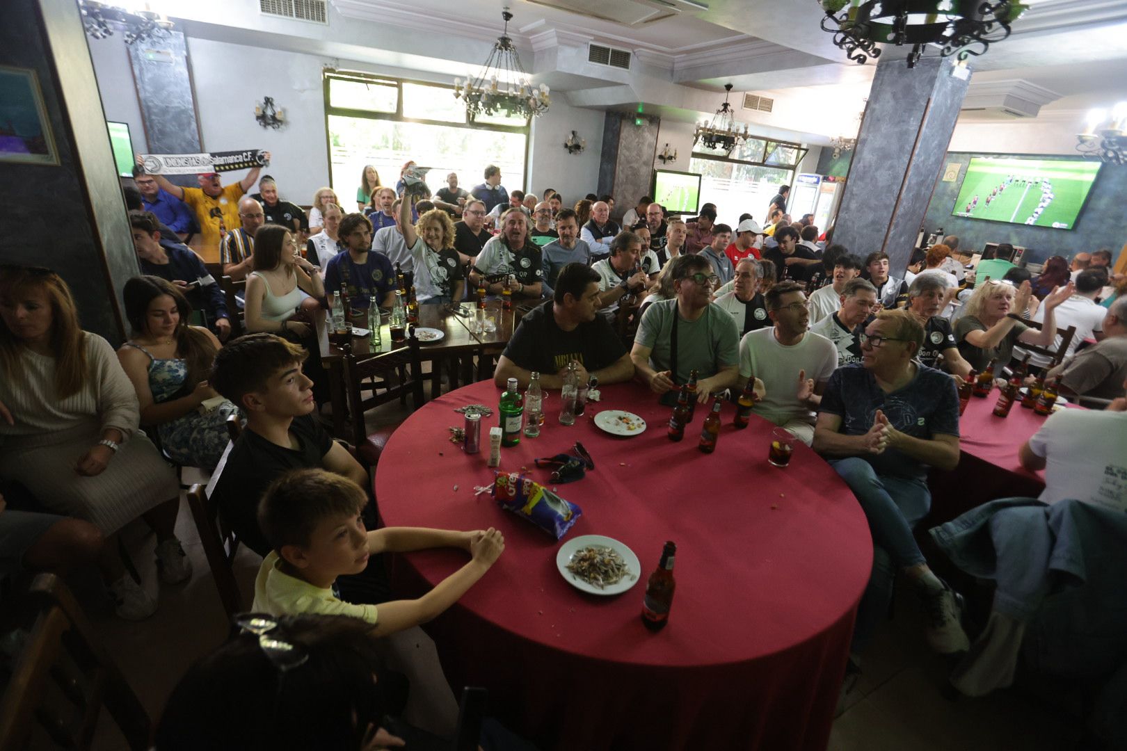 La afición de Unionistas sigue la final por la salvación en los bares