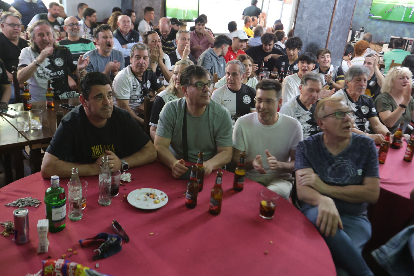 La afición de Unionistas sigue la final por la salvación en los bares