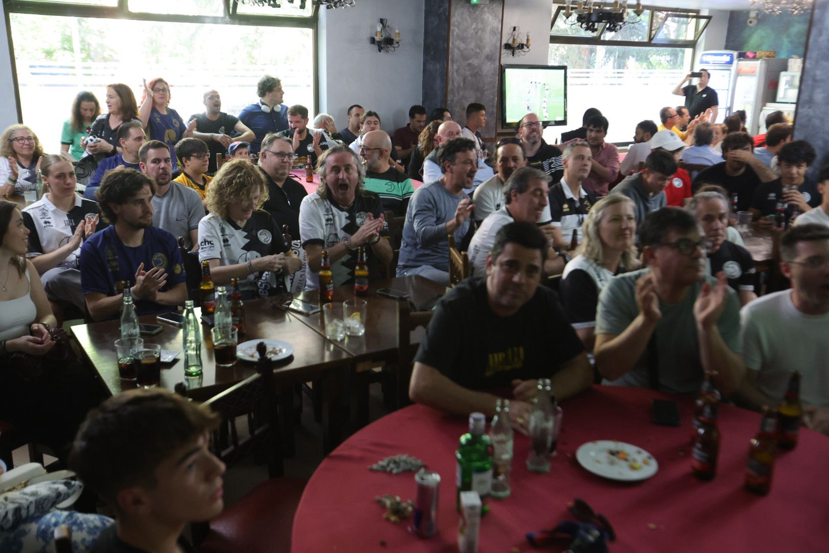 La afición de Unionistas sigue la final por la salvación en los bares