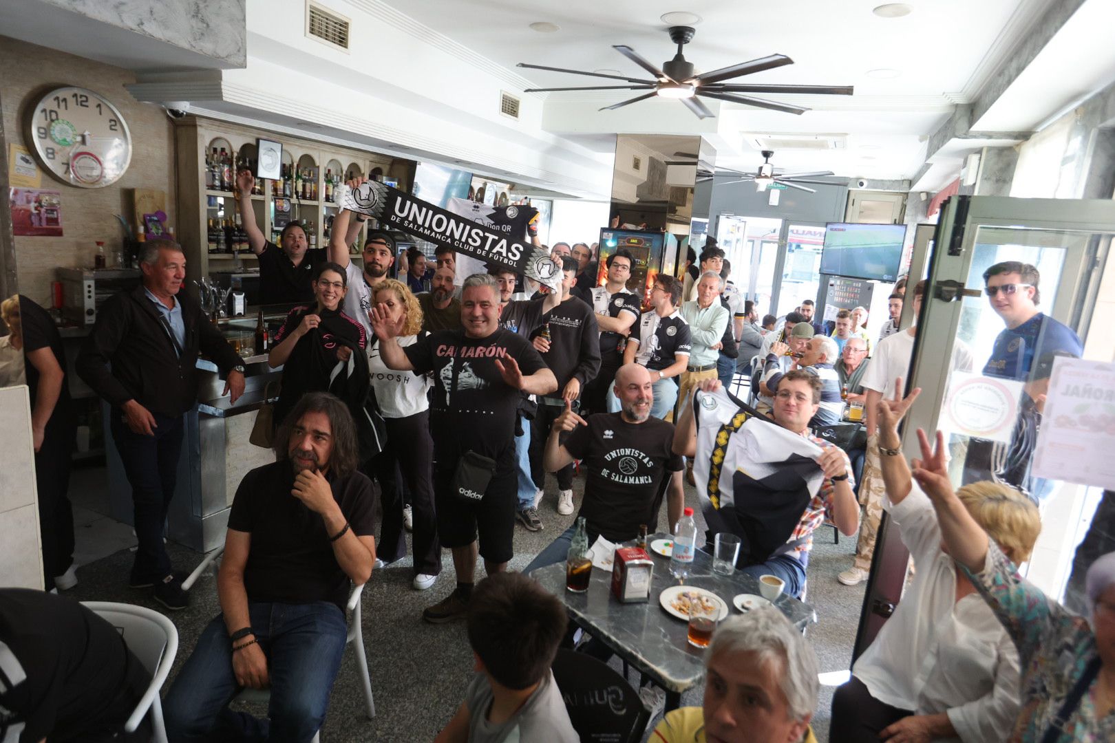 La afición de Unionistas sigue la final por la salvación en los bares