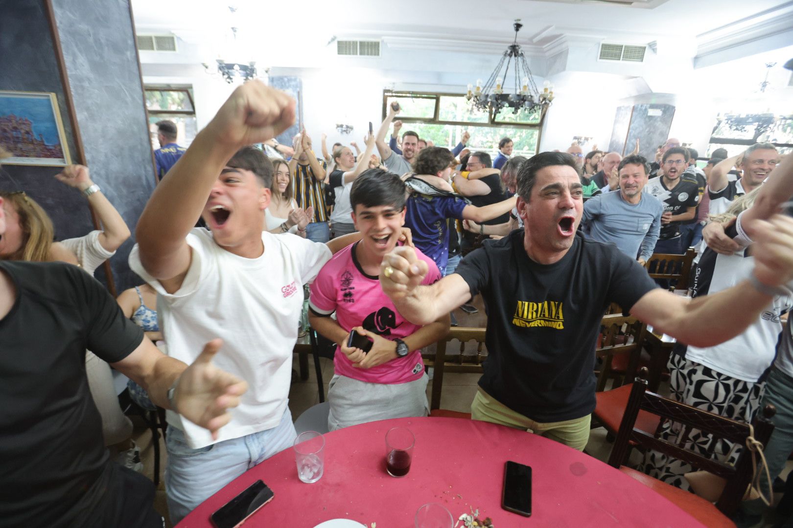 La afición de Unionistas sigue la final por la salvación en los bares