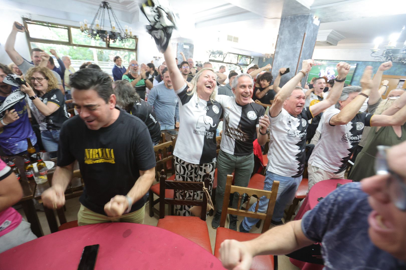 La afición de Unionistas sigue la final por la salvación en los bares