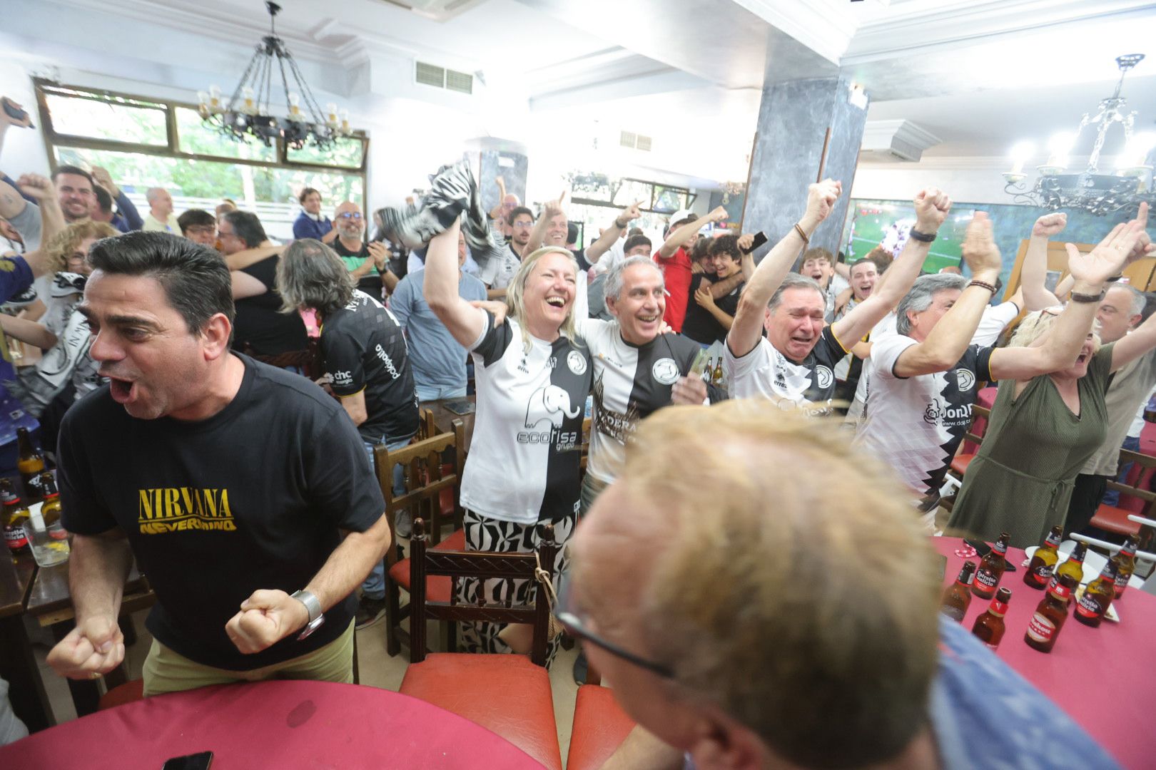 La afición de Unionistas sigue la final por la salvación en los bares