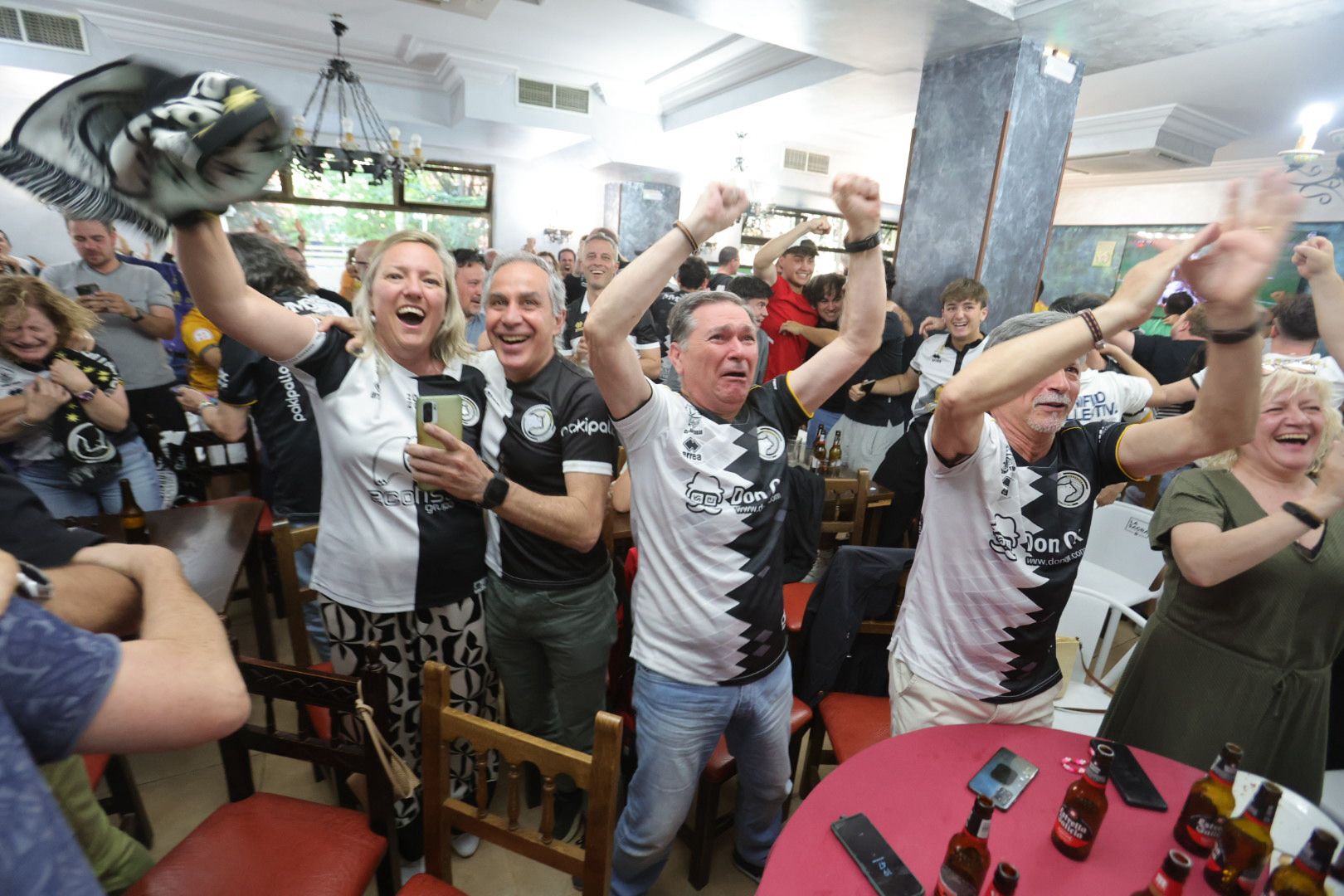 La afición de Unionistas sigue la final por la salvación en los bares