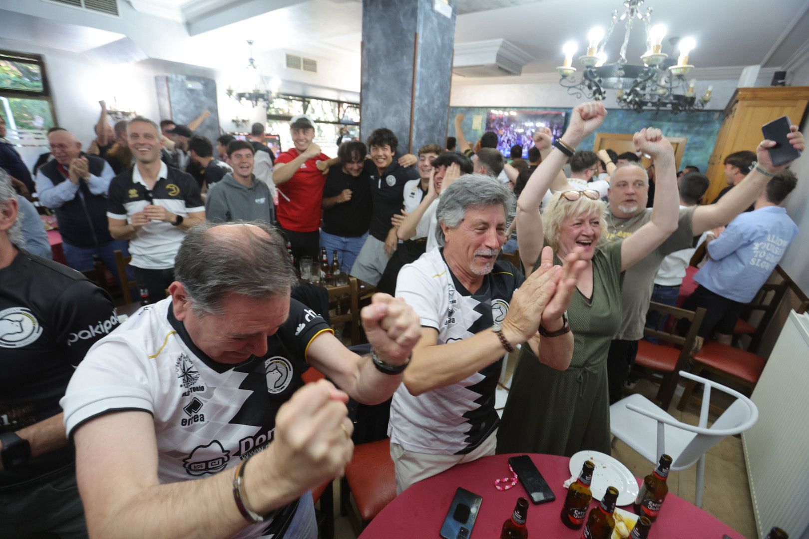 La afición de Unionistas sigue la final por la salvación en los bares