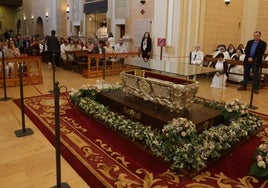 Multitud de visitantes este domingo a Alba de Tormes para venerar el cuerpo de Santa Teresa.