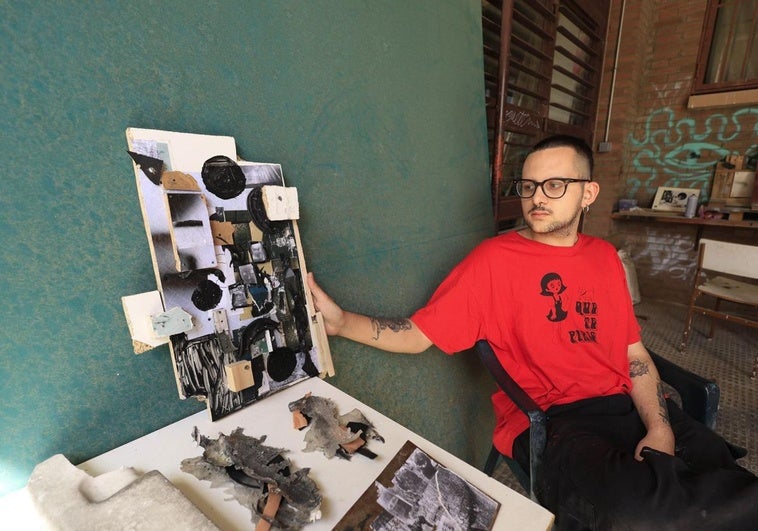 Enrique Martín del Amo en la Facultad de Bellas Artes de Salamanca junto a alguna de sus piezas.