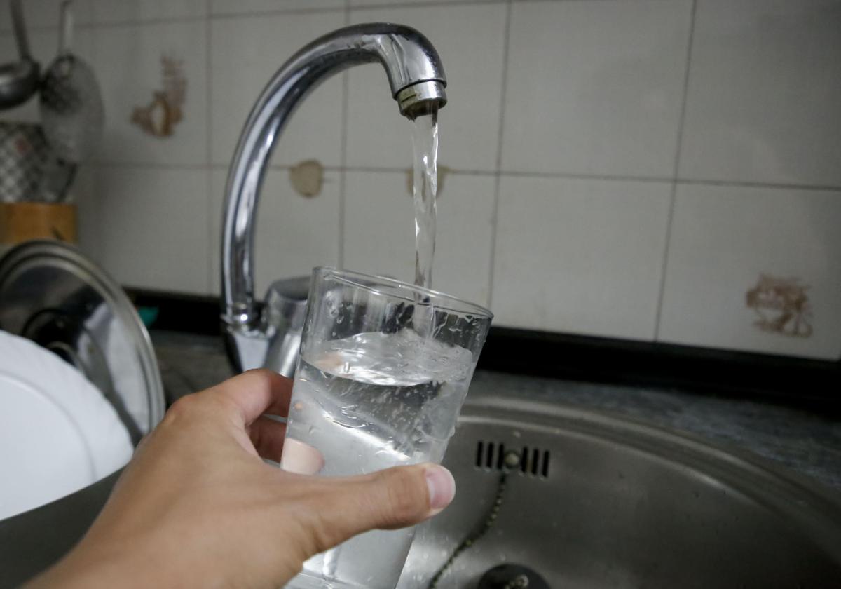 Un ciudadano llena un vaso de agua del grifo de su domicilio en Salamanca.