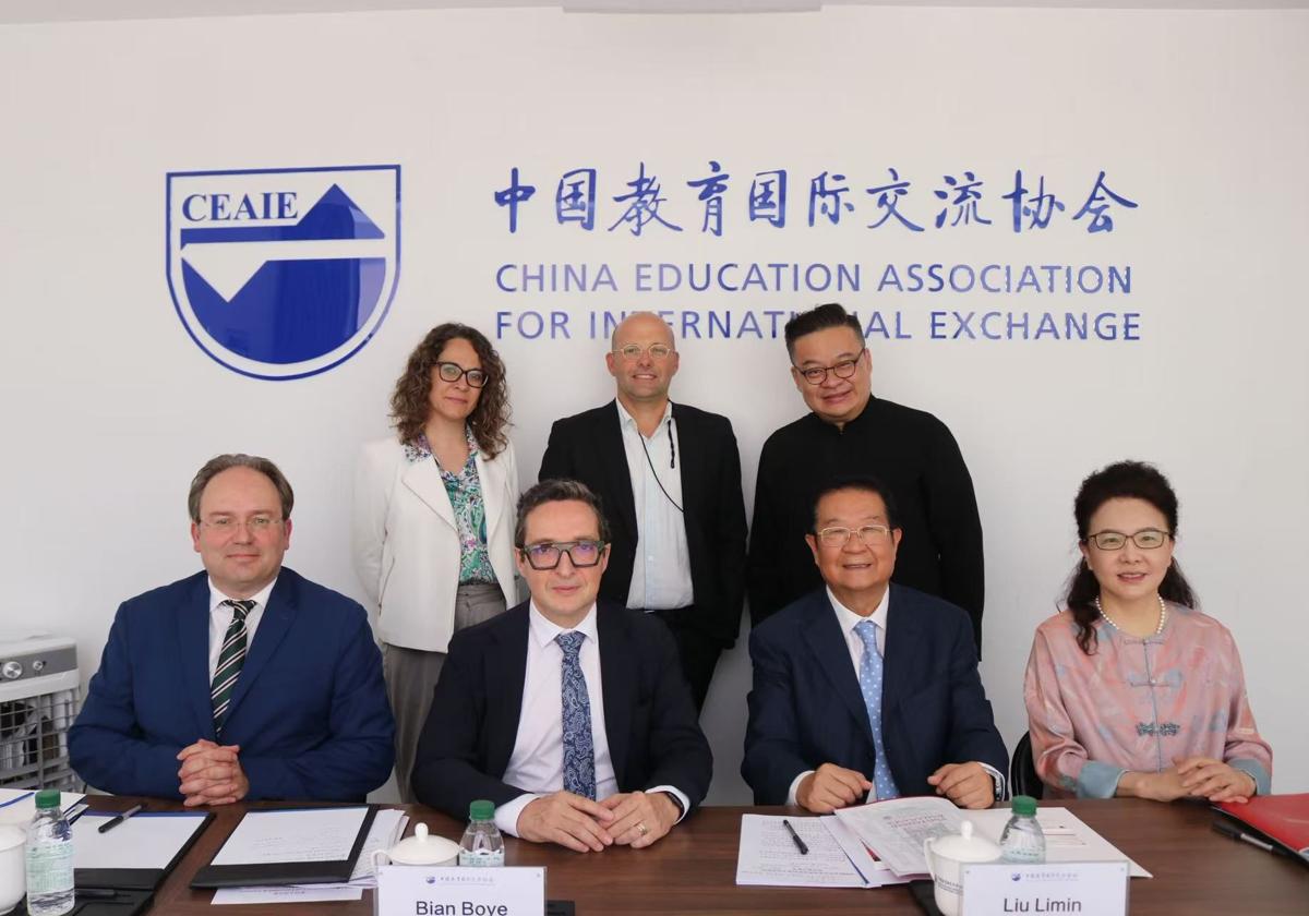 El rector Juan Manuel Corchado, acompañado de responsables del Vicerrectorado de Internacionalización y Cooperación y representantes de las universidades chinas.
