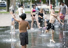 Niños jugando en la fuente lúdica del parque de La Alamedilla.