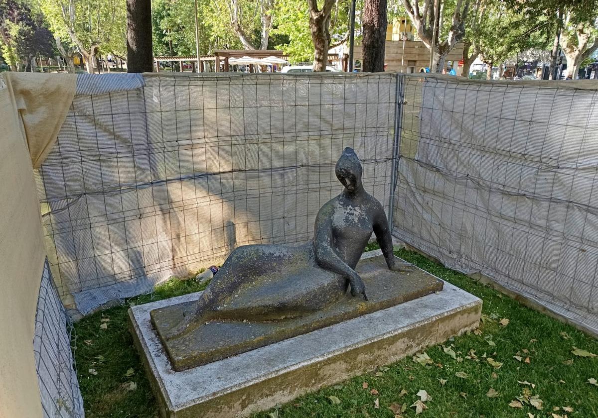 Una de las obras, perimetrada y vallada para su restauración.