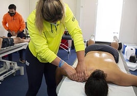 Una fisioterapeuta realiza un masaje en el hombro en una imagen de archivo.