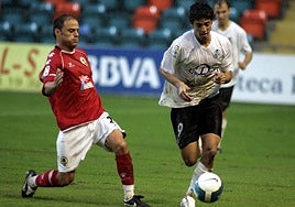 Carlos Vela, en su etapa como jugador de la UD Salamanca en el año 2006 ante Farinós, del Hércules.