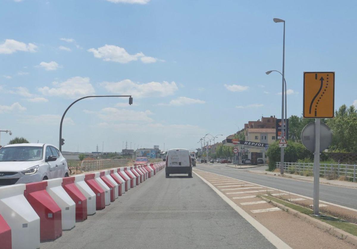 Estrechamiento de los carriles de tráfico en Saavedra y Fajardo.