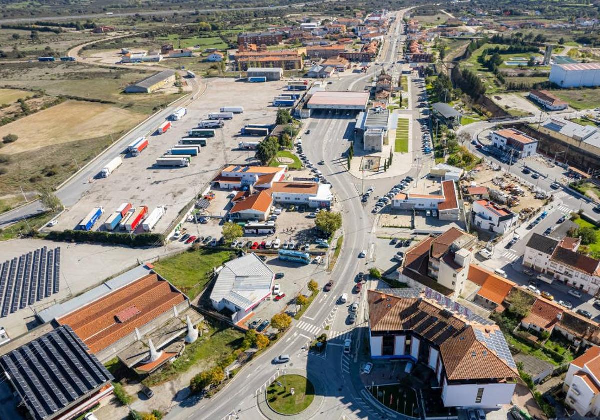 La terminal TIR, a la izquierda, junto a la antigua frontera de Fuentes de Oñoro.