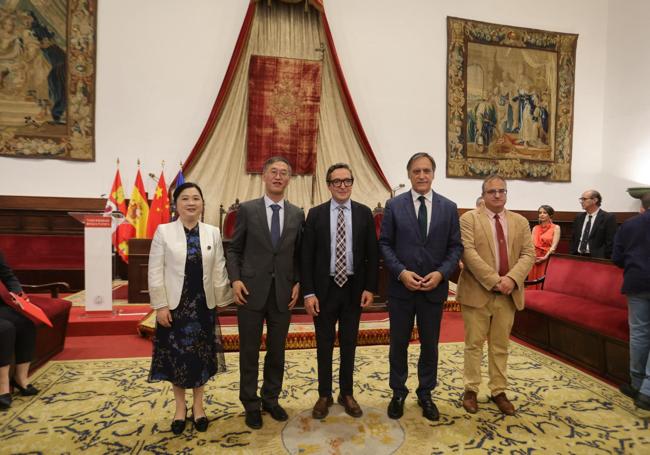 De izquierda a derecha, la rectora de la Universidad de Guizhou, institución socia del proyecto; el embajador de la República Popular China en España, Yao Jing; el rector de la Universidad de Salamanca, Juan Manuel Corchado; el alcalde de Salamanca, Carlos García Carbayo; y el vicerrector de Internacionalización y Cooperación de la Universidad de Salamanca, Raúl Sánchez Prieto