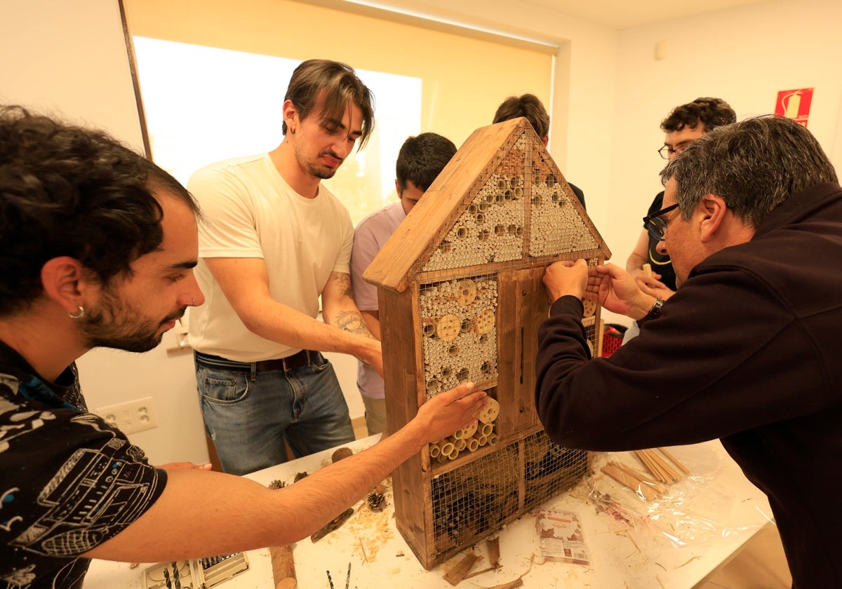 Un momento del taller para mejorar refugios de insectos.