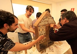 Un momento del taller para mejorar refugios de insectos.