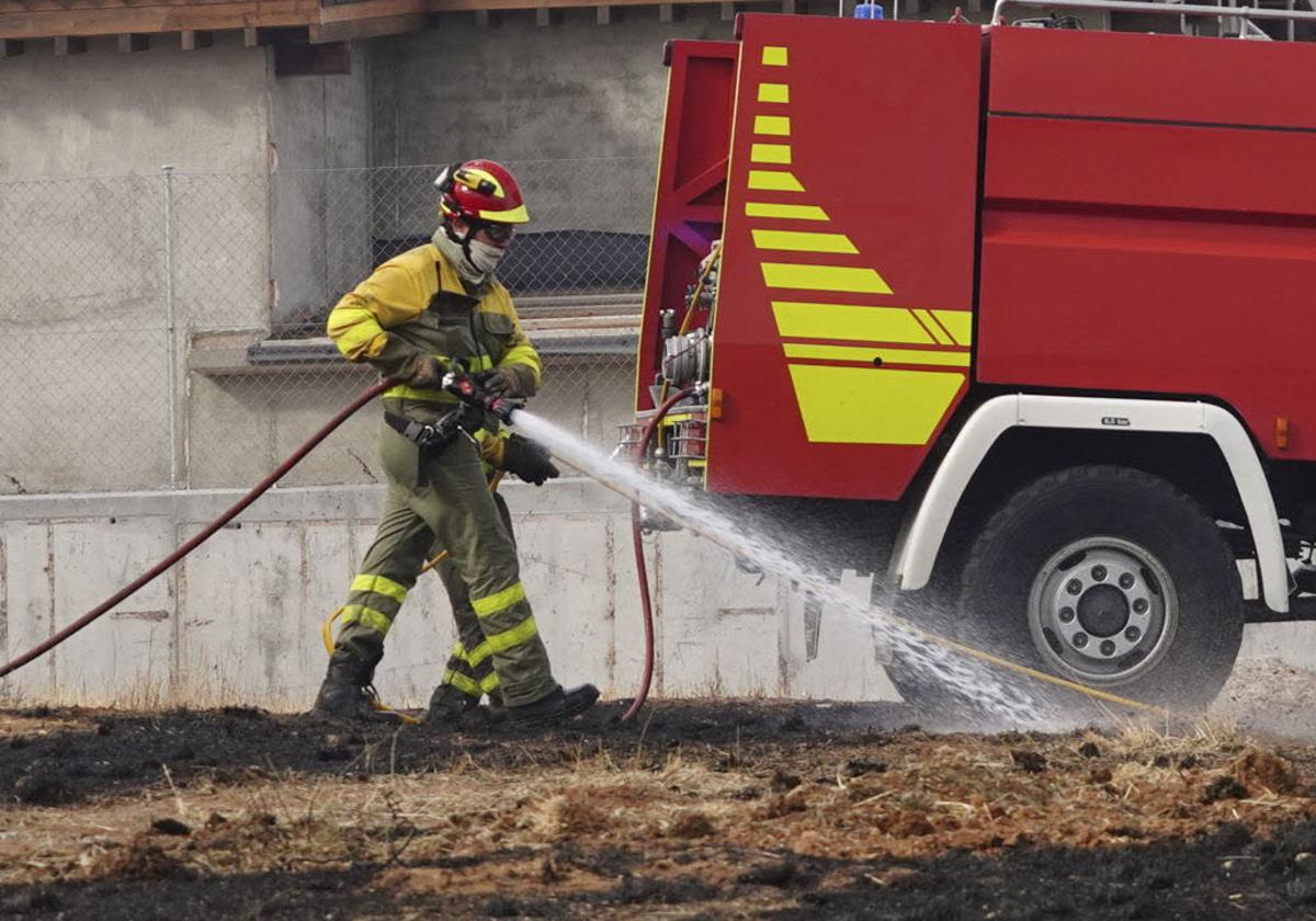 Imagen de archivo de bomberos sofocando el fuego.