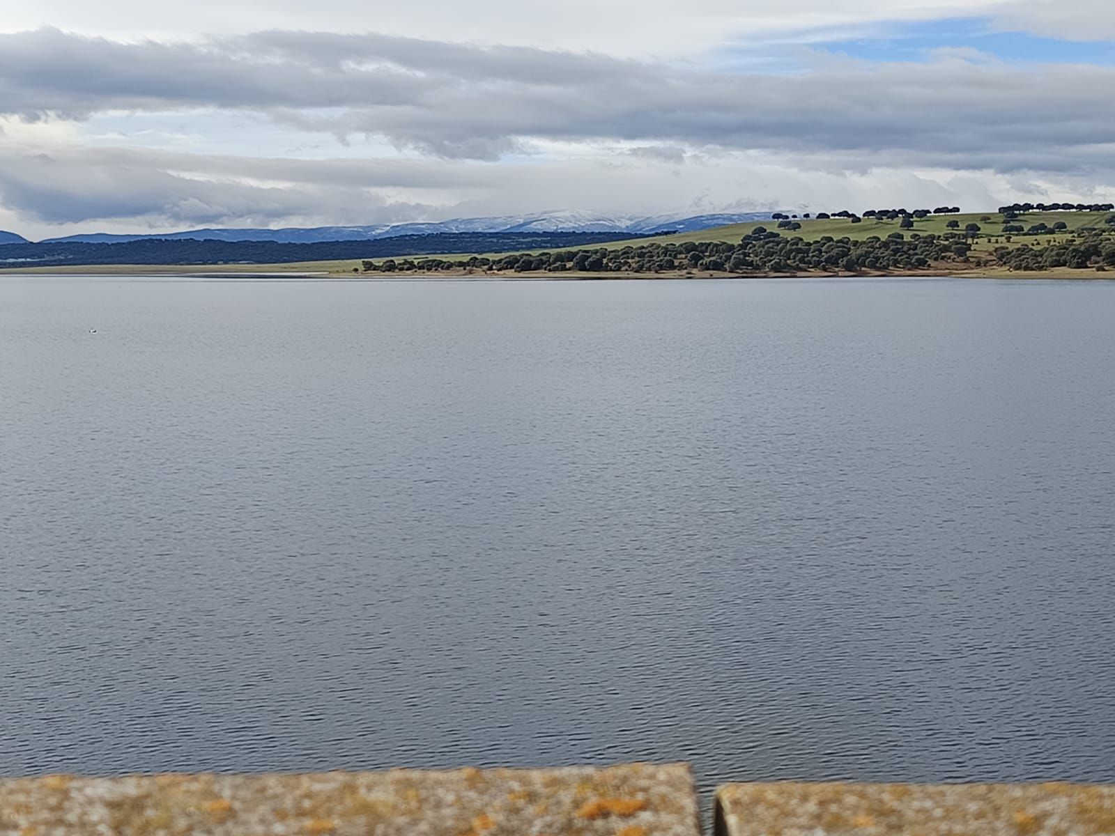 El embalse de Salamanca que sigue llenándose hasta arriba de agua de nieve en pleno verano