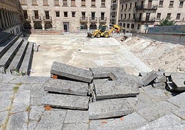 La plaza, excavada hasta sus cimientos, empieza a mostrar cómo quedará en un futuro.
