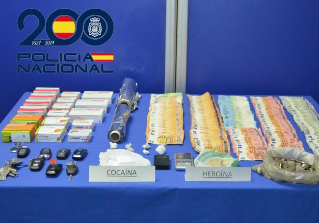 Dinero y droga incautada en la operación.
