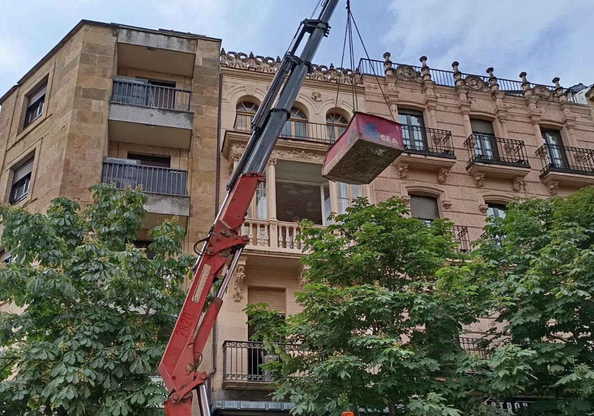 Una grúa retira material del segundo piso de Quintana, 8.