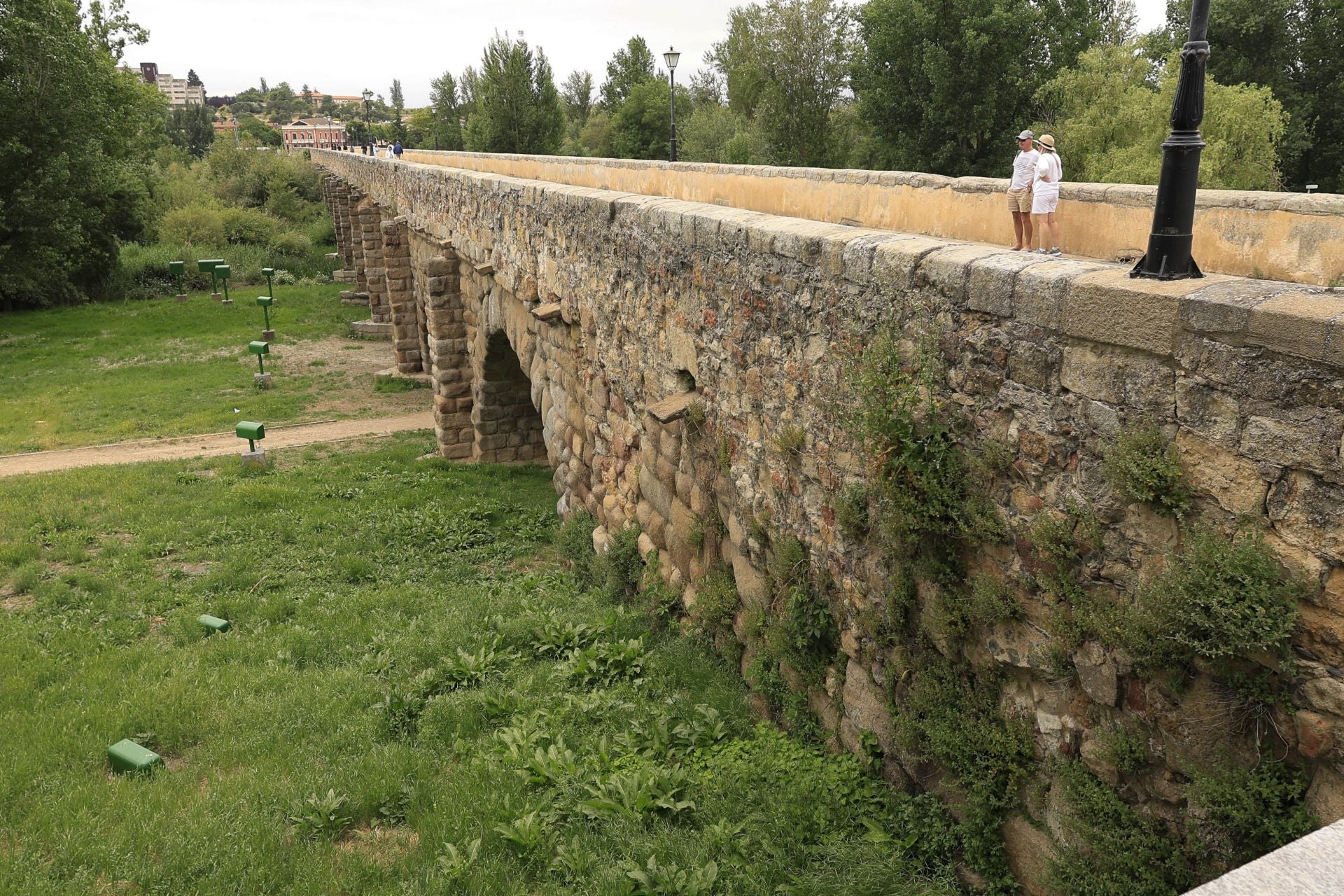 Los daños del Puente Romano de Salamanca que sobrevive a 2.000 años sobre el Tormes