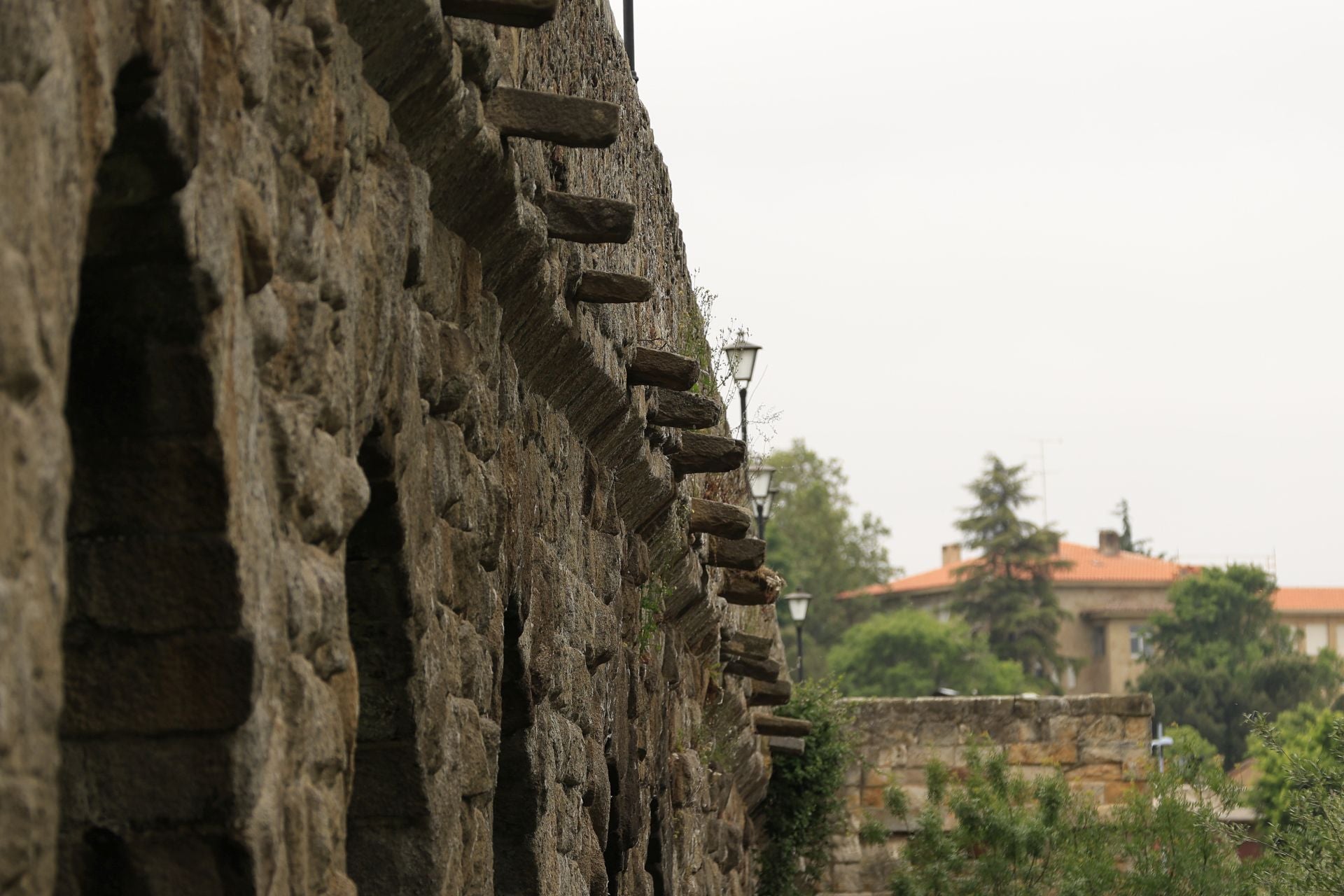 Los daños del Puente Romano de Salamanca que sobrevive a 2.000 años sobre el Tormes