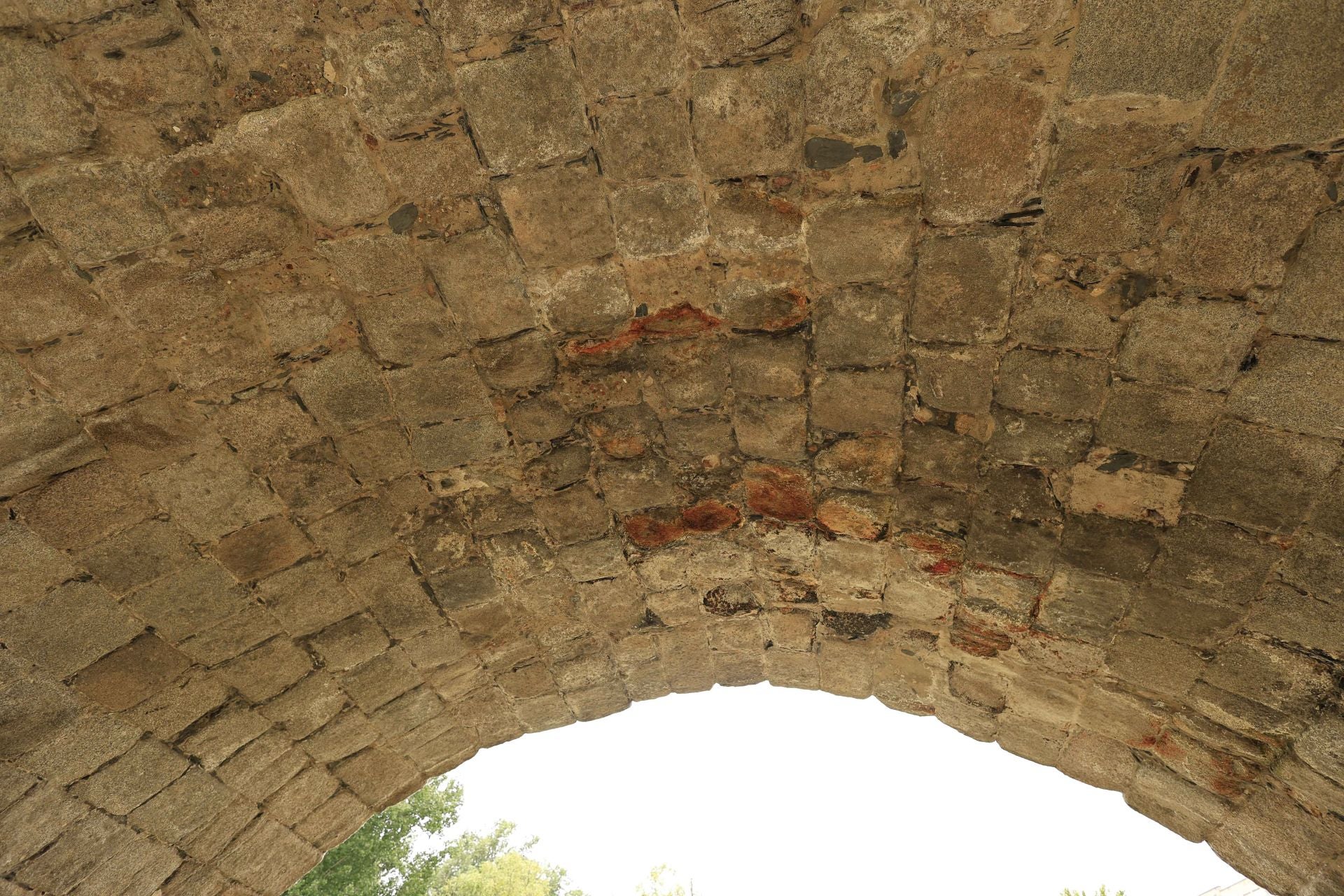 Los daños del Puente Romano de Salamanca que sobrevive a 2.000 años sobre el Tormes
