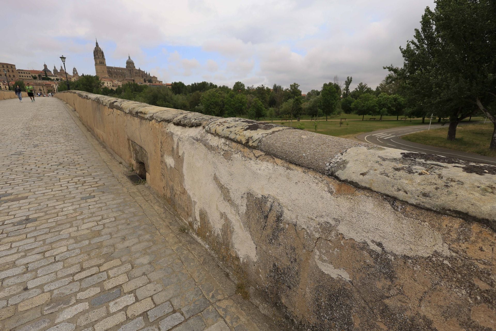 Los daños del Puente Romano de Salamanca que sobrevive a 2.000 años sobre el Tormes