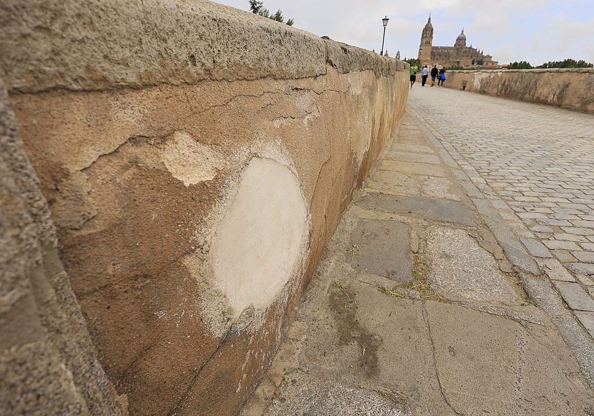 Las muescas que 2.000 años de uso han dejado en el Puente Romano
