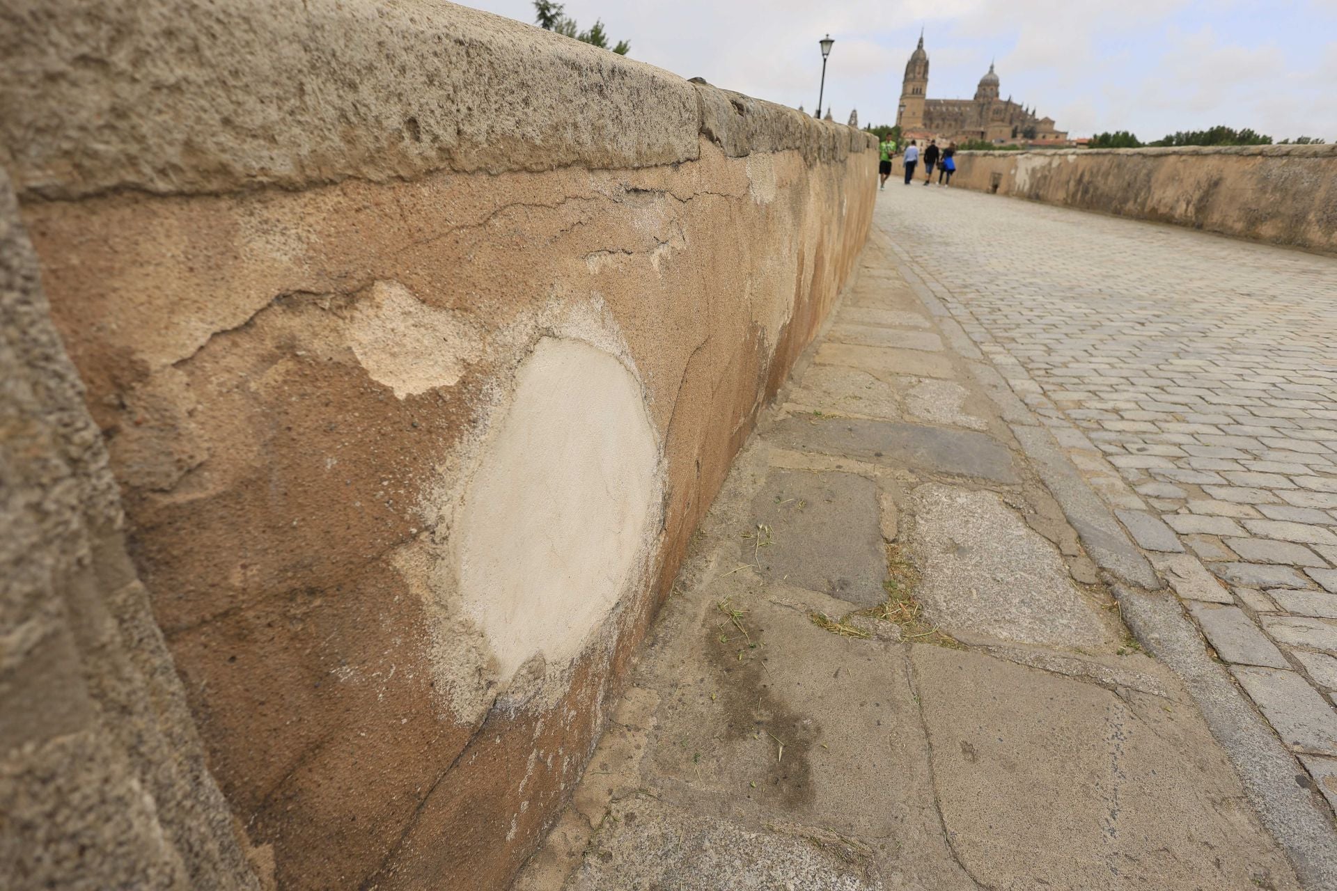 Los daños del Puente Romano de Salamanca que sobrevive a 2.000 años sobre el Tormes