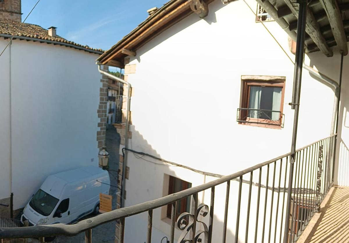 La casa de pueblo de Salamanca en venta que corona la empinada cuesta de una ermita