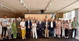 Javier Iglesias, presidente de la Diputación, junto con los premiados.