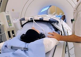 Una paciente se somete a una resonancia magnética.