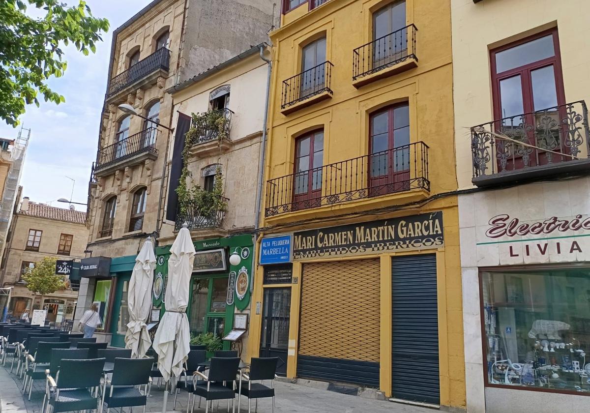 El edificio sigue mal pintado un año después.