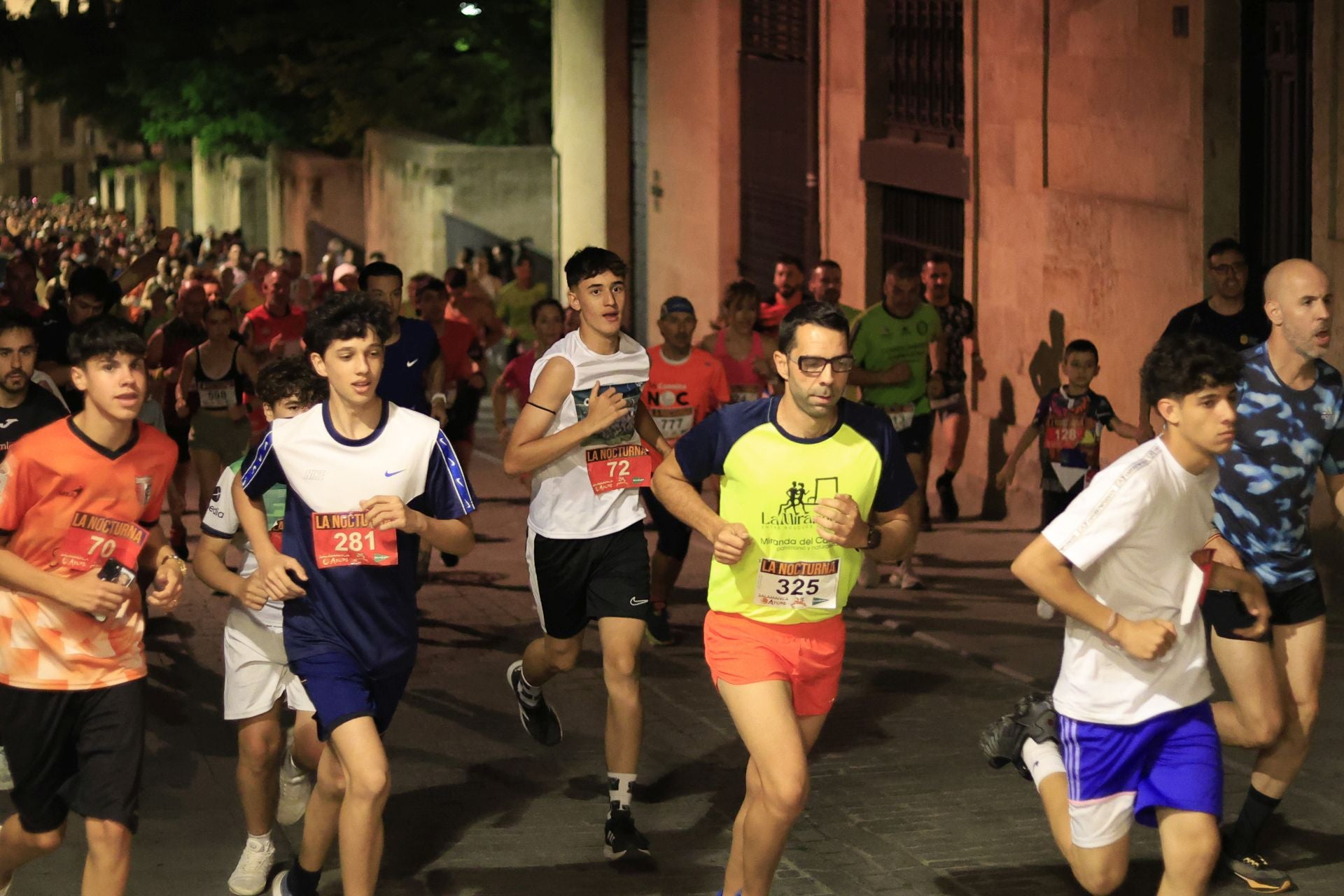 En imágenes la carrera nocturna que llena las calles de Salamanca en su XXV edición