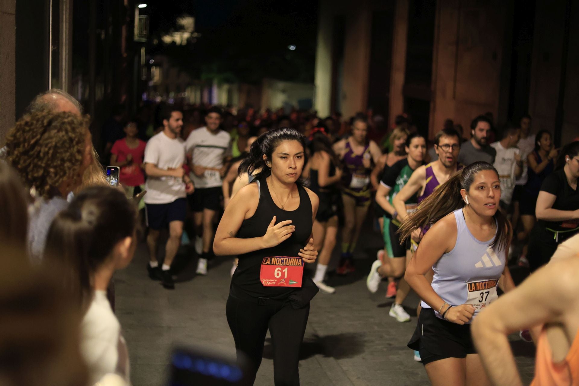 En imágenes la carrera nocturna que llena las calles de Salamanca en su XXV edición