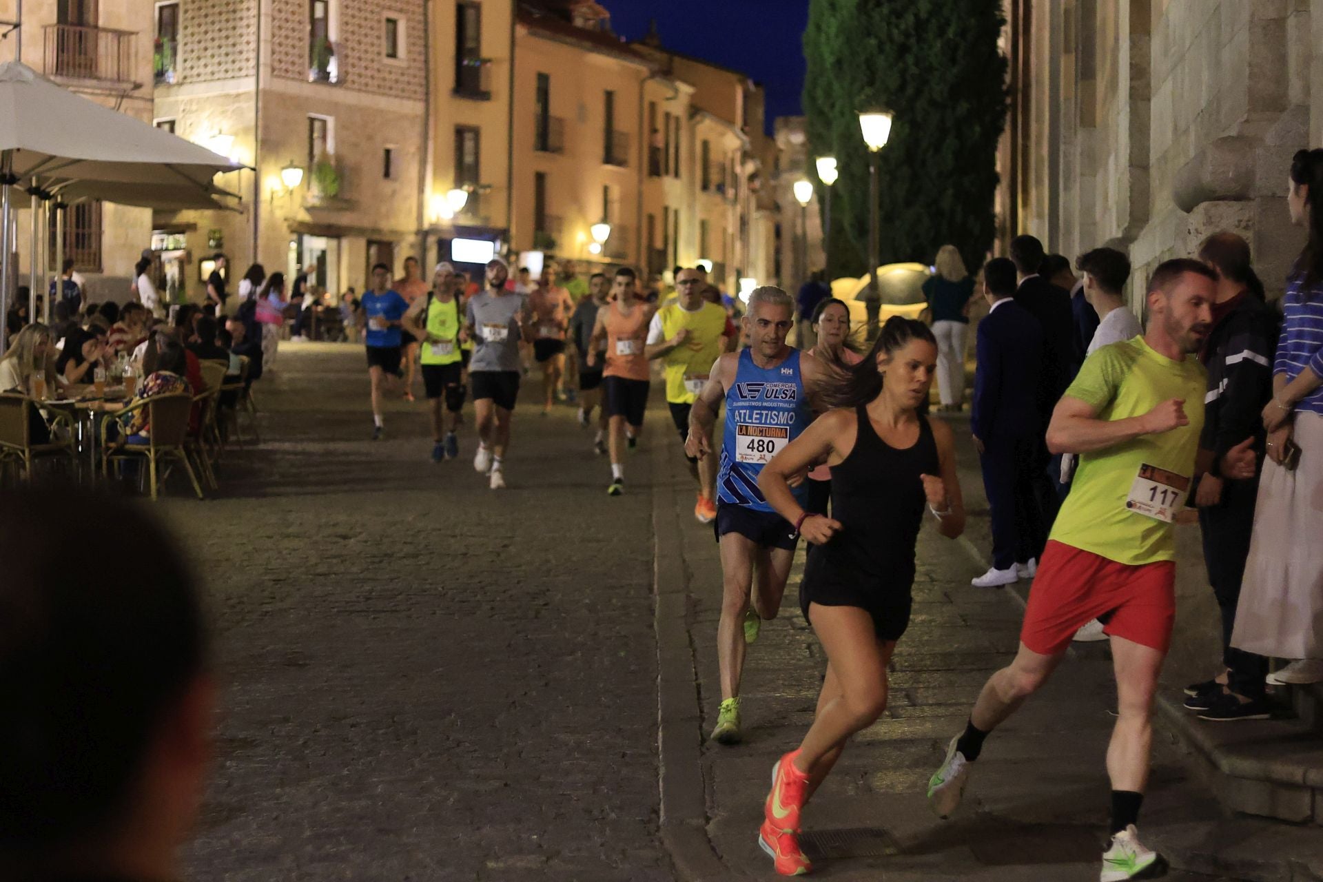En imágenes la carrera nocturna que llena las calles de Salamanca en su XXV edición