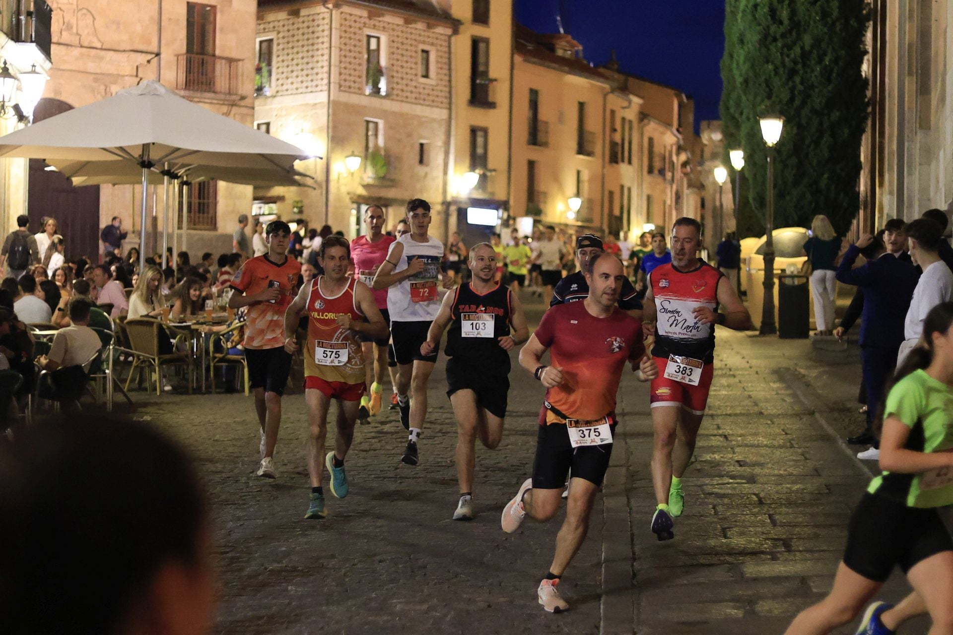 En imágenes la carrera nocturna que llena las calles de Salamanca en su XXV edición