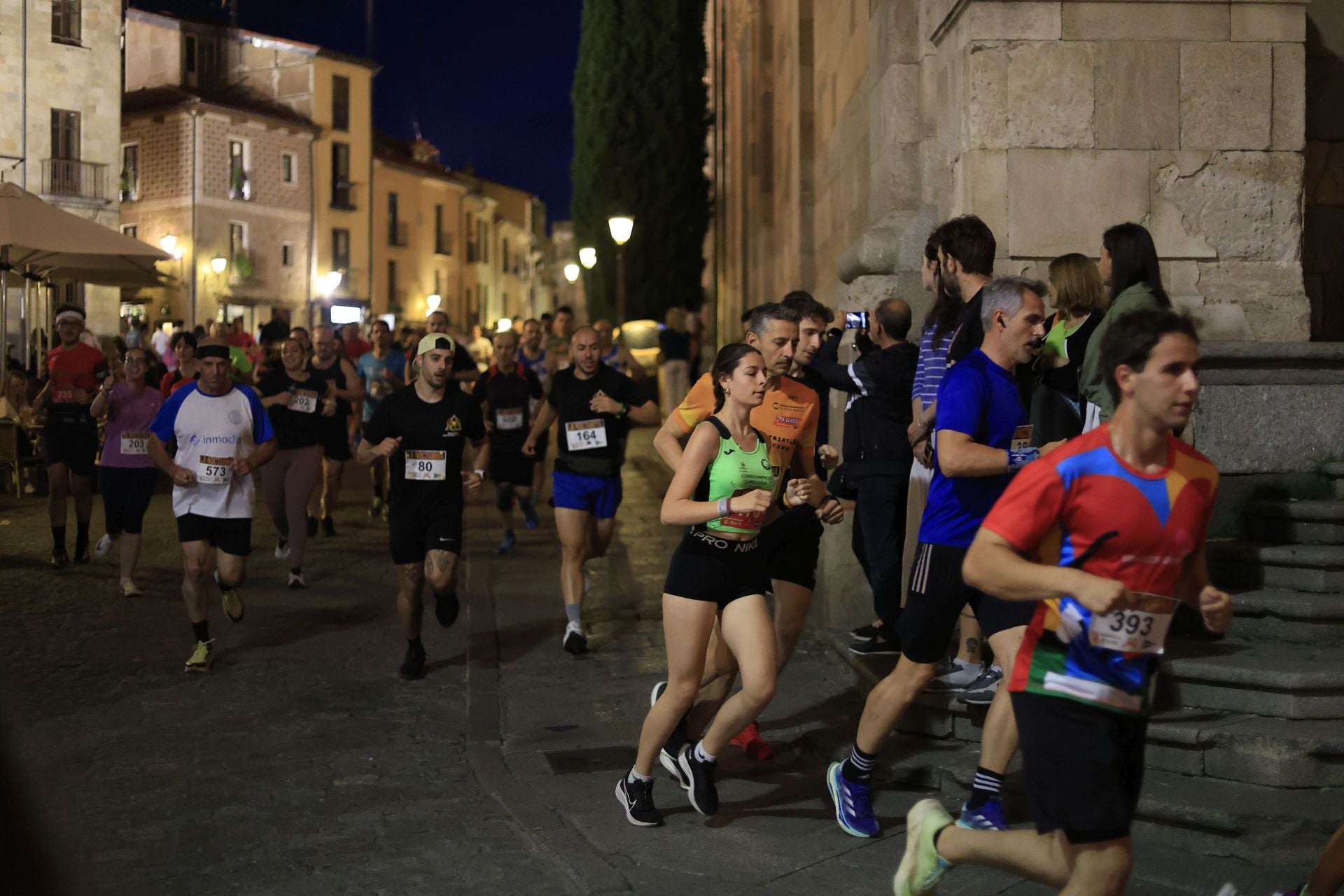En imágenes la carrera nocturna que llena las calles de Salamanca en su XXV edición