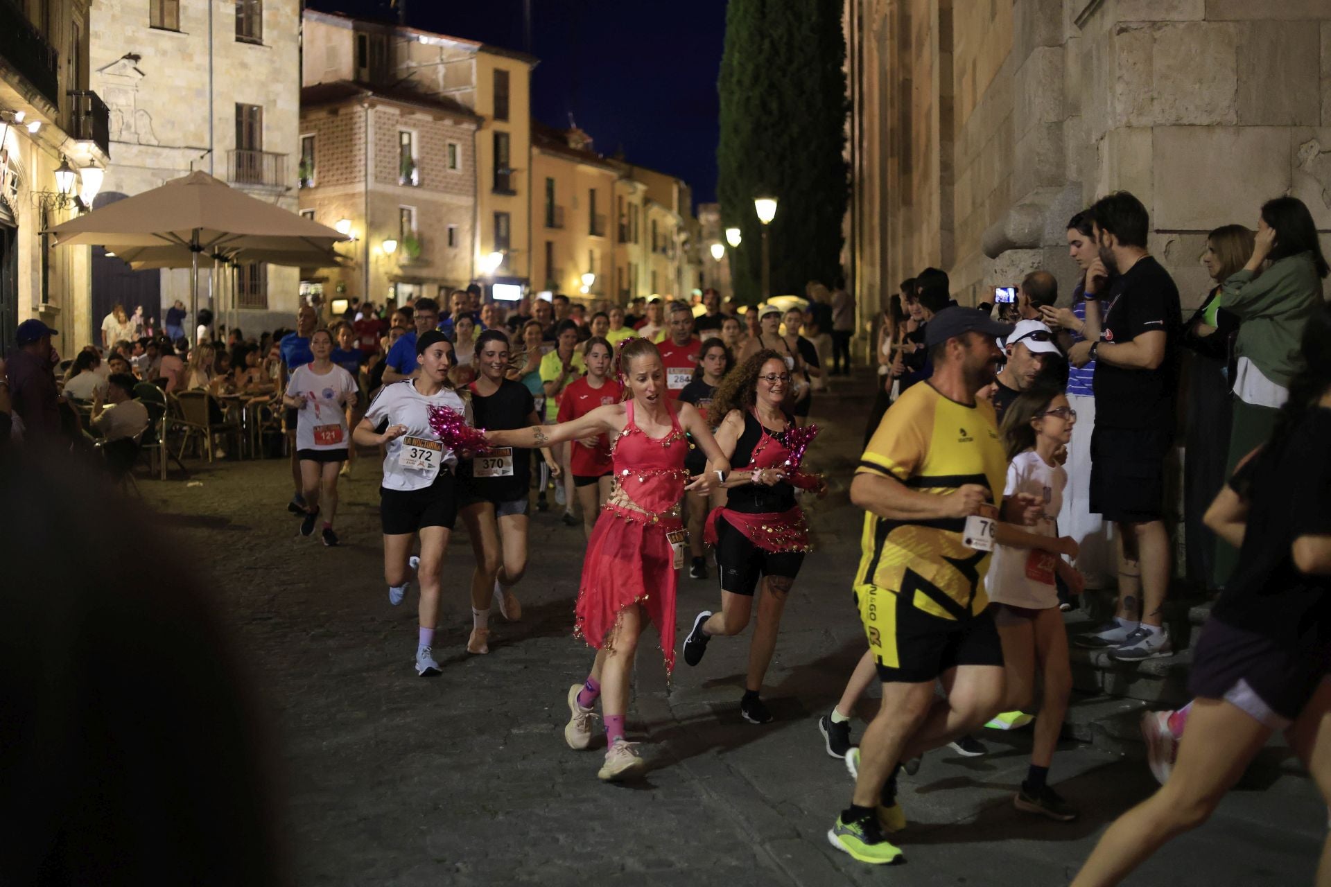 En imágenes la carrera nocturna que llena las calles de Salamanca en su XXV edición