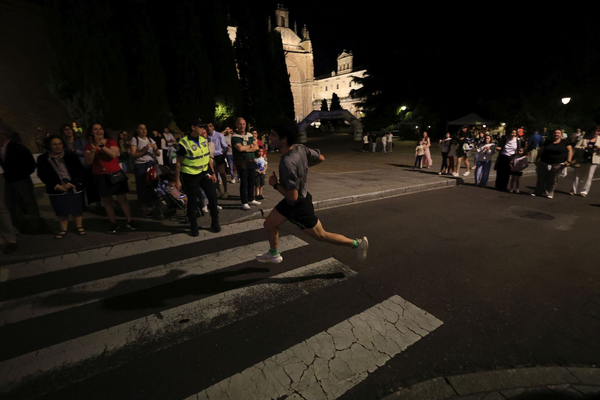 En imágenes la carrera nocturna que llena las calles de Salamanca en su XXV edición