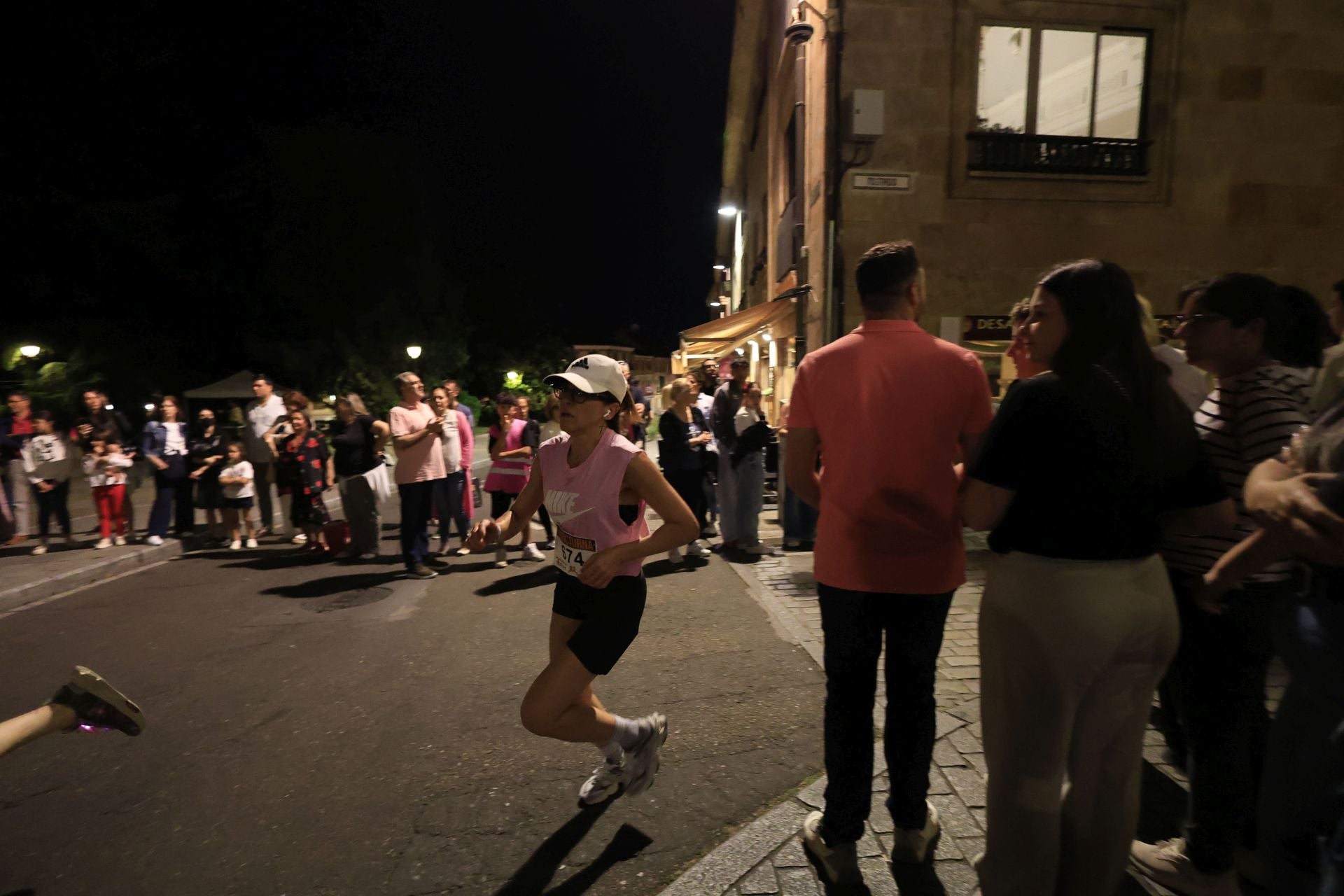 En imágenes la carrera nocturna que llena las calles de Salamanca en su XXV edición
