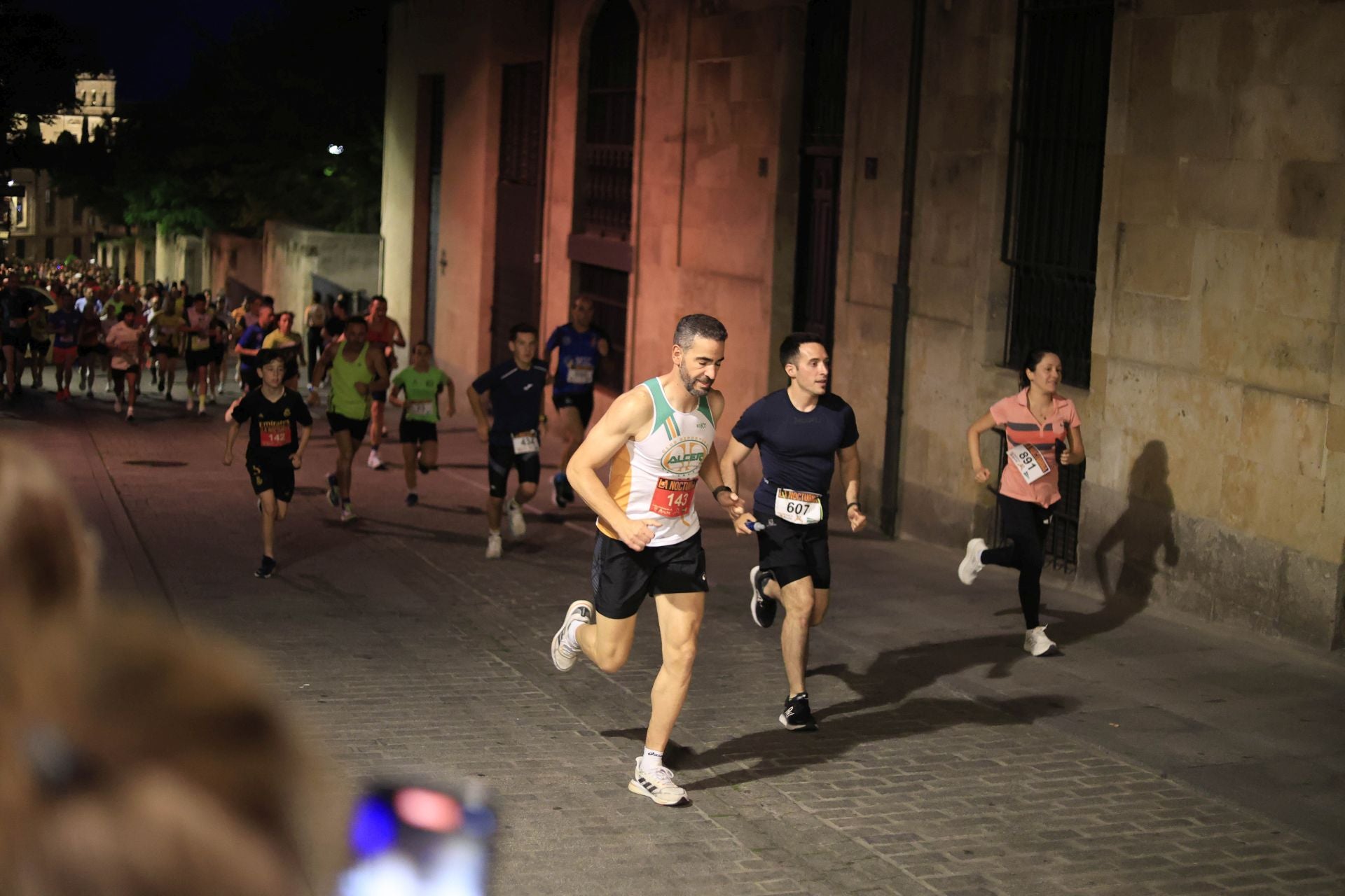 En imágenes la carrera nocturna que llena las calles de Salamanca en su XXV edición