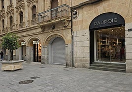 El local que ocupaba la joyería Apodemia con la trapa bajada.