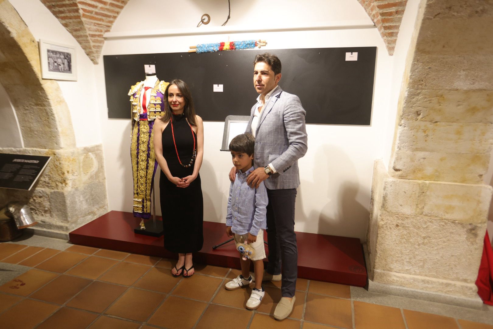 El torero Javier Valverde dona al Museo Taurino un traje de luces nazareno
